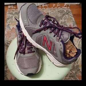 New Balance 402 Womens Walking/Running/shopping Sneaker Sz 8 Gray & Red